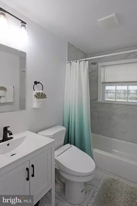 Bath - 620 Ilse Dr, Newark, DE 19713 photo 1 of 2