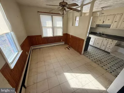 Living - 800 Kenyon Ln, Newark, DE 19711 photo 3 of 3