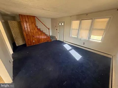 Living - 800 Kenyon Ln, Newark, DE 19711 photo 1 of 3