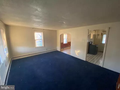 Living - 800 Kenyon Ln, Newark, DE 19711 photo 2 of 3