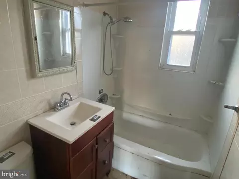 Bath - 800 Kenyon Ln, Newark, DE 19711 photo 1 of 2