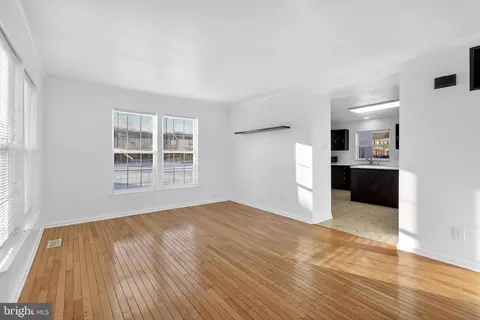 Living - 27 E Newtown Pl, Newark, DE 19702 photo 2 of 2