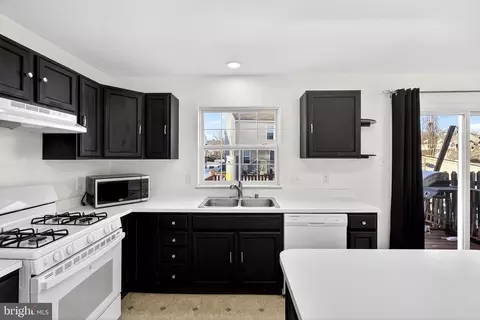 Kitchen - 27 E Newtown Pl, Newark, DE 19702 photo 1 of 2