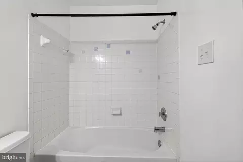 Bath - 27 E Newtown Pl, Newark, DE 19702 photo 2 of 2