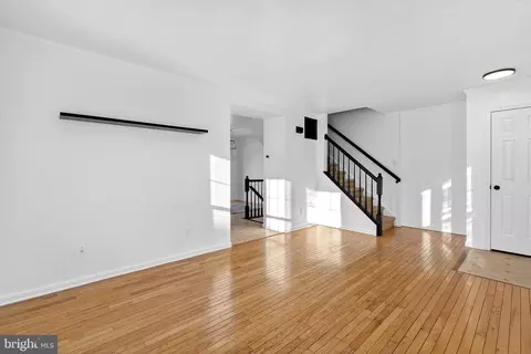 Living - 27 E Newtown Pl, Newark, DE 19702 photo 1 of 2