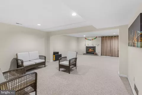 Living - 610 Benham Ct, Newark, DE 19711 photo 3 of 3
