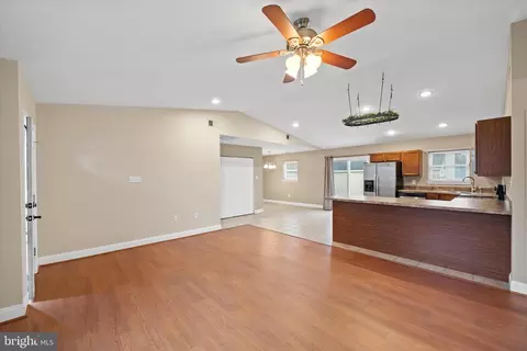 Living - 17 Gogh Cir, Newark, DE 19702 photo 2 of 2