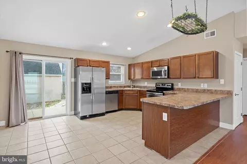Kitchen - 17 Gogh Cir, Newark, DE 19702 photo 2 of 4