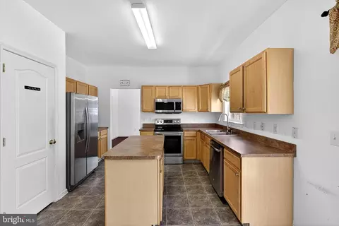 Kitchen - 2 Foxfield Ct, Bear, DE 19701 photo 3 of 4