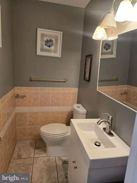 Bath - 16 Jonathan Dr, Newark, DE 19702 photo 2 of 3