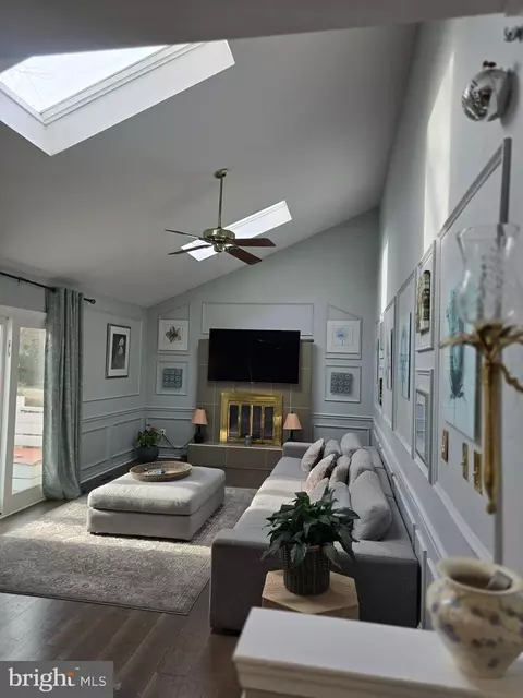 Living - 16 Jonathan Dr, Newark, DE 19702 photo 2 of 2