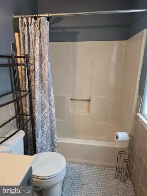 Bath - 16 Jonathan Dr, Newark, DE 19702 photo 1 of 3