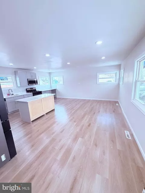 Living - 17 Pearson Dr, Newark, DE 19713 photo 1 of 2