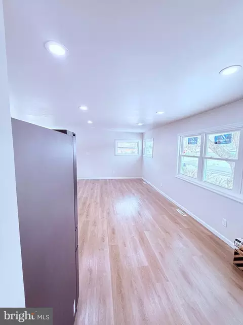 Living - 17 Pearson Dr, Newark, DE 19713 photo 2 of 2