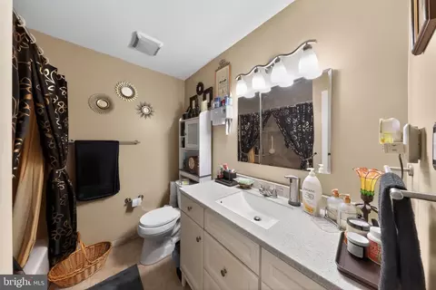 Bath - 871 Broadfield Dr, Newark, DE 19713 photo 1 of 1