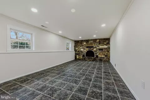 Living - 114 Fox Dr, Newark, DE 19713 photo 3 of 4