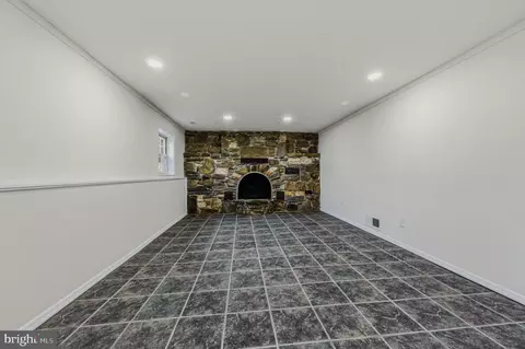 Living - 114 Fox Dr, Newark, DE 19713 photo 4 of 4