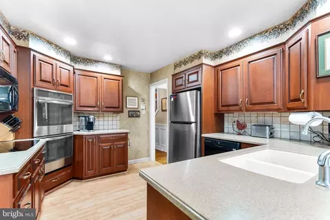 Kitchen - 1002 Dixon Dr, Newark, DE 19711 photo 2 of 4