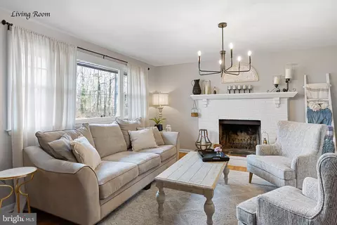 Living - 106 Kingston Dr, Bear, DE 19701 photo 2 of 3