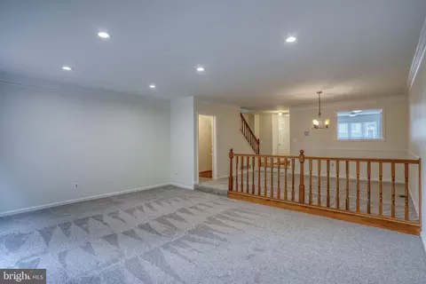 Living - 302 Benham Ct, Newark, DE 19711 photo 4 of 6