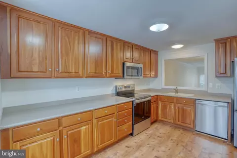 Kitchen - 302 Benham Ct, Newark, DE 19711 photo 3 of 4