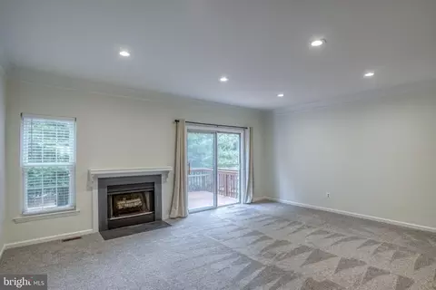 Living - 302 Benham Ct, Newark, DE 19711 photo 5 of 6