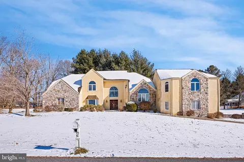 8 Lakewood Cir, Newark, DE 19711