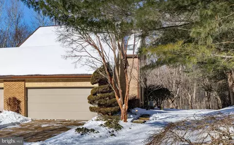 135 Falcon Ln, Wilmington, DE 19808