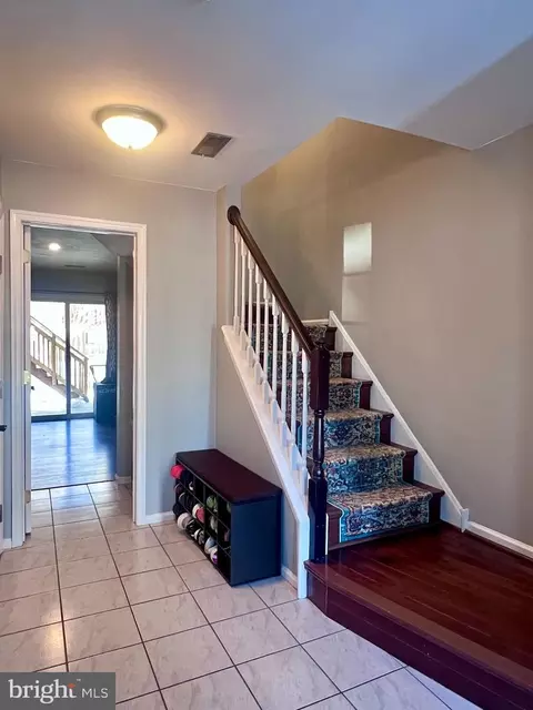 Entry Way - 142 Couples Dr, Newark, DE 19702 photo 6 of 10