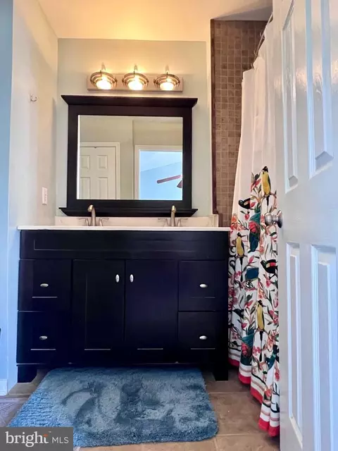 Bath - 142 Couples Dr, Newark, DE 19702 photo 1 of 2