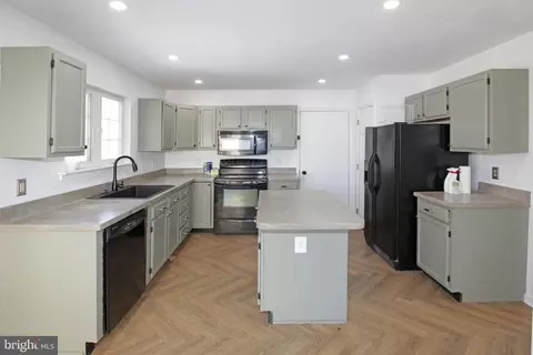 Kitchen - 251 E Flagstone Dr, Newark, DE 19702 photo 1 of 2