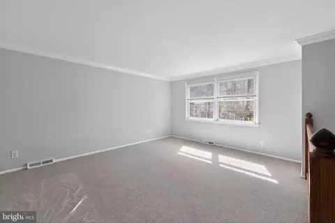 Living - 214 Bluefield Rd, Newark, DE 19713 photo 2 of 4