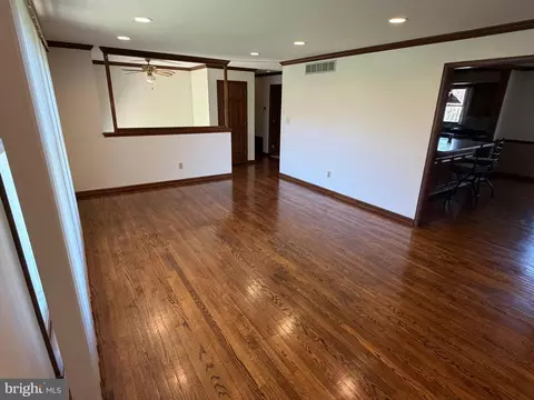 Living - 622 Clifton Dr, Bear, DE 19701 photo 2 of 6