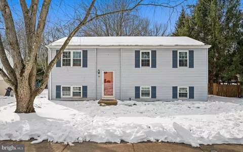30 Julie Ln, Newark, DE 19711