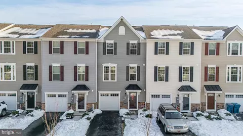2047 Rivers Dr, Newark, DE 19702