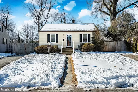 8 Garrett Rd, Wilmington, DE 19809