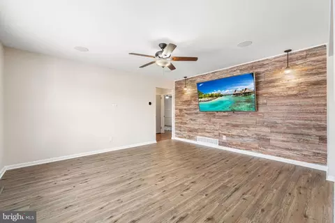 Living - 53 Edinburgh Dr, New Castle, DE 19720 photo 4 of 4