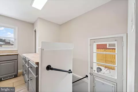 Entry Way - 53 Edinburgh Dr, New Castle, DE 19720 photo 5 of 6