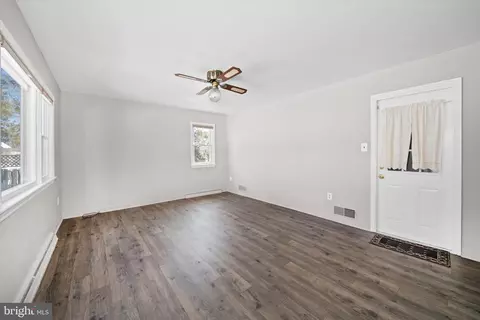Living - 104 Danforth Pl, Wilmington, DE 19810 photo 6 of 9