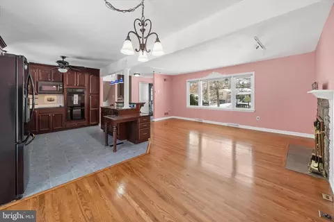 Living - 104 Danforth Pl, Wilmington, DE 19810 photo 5 of 9