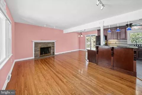 Living - 104 Danforth Pl, Wilmington, DE 19810 photo 3 of 9