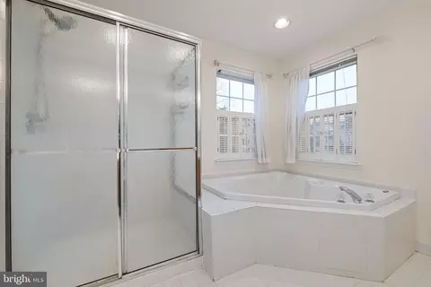 Bath - 6 Killens Pond Ct, Newark, DE 19711 photo 1 of 3