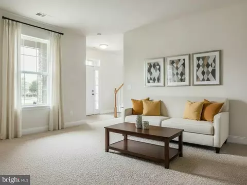 Living - 6 Killens Pond Ct, Newark, DE 19711 photo 1 of 8
