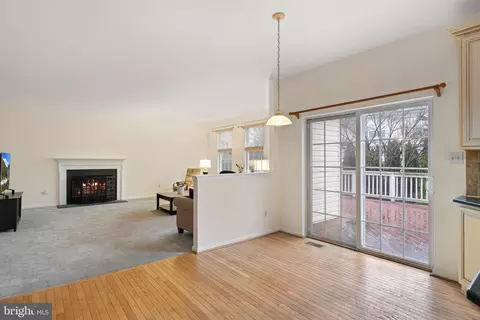Living - 6 Killens Pond Ct, Newark, DE 19711 photo 4 of 8