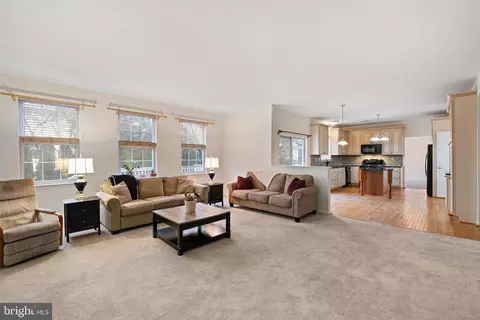 Living - 6 Killens Pond Ct, Newark, DE 19711 photo 5 of 8