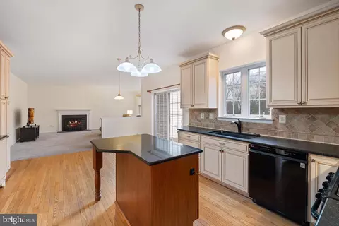 Kitchen - 6 Killens Pond Ct, Newark, DE 19711 photo 3 of 7