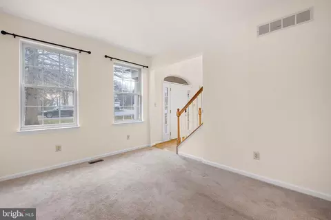 Living - 6 Killens Pond Ct, Newark, DE 19711 photo 2 of 8