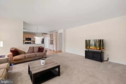 Living - 6 Killens Pond Ct, Newark, DE 19711 photo 6 of 8