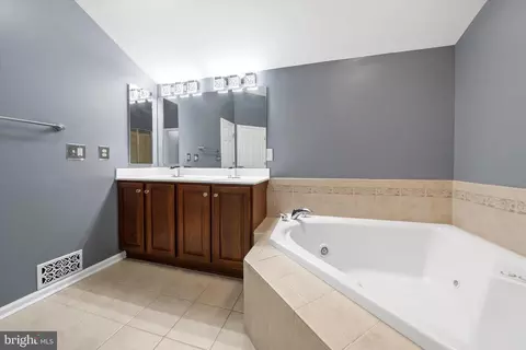 Bath - 125 Tweedsmere Dr, Townsend, DE 19734 photo 3 of 4