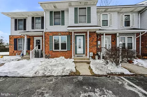 28 E Perpen Ct, Newark, DE 19702